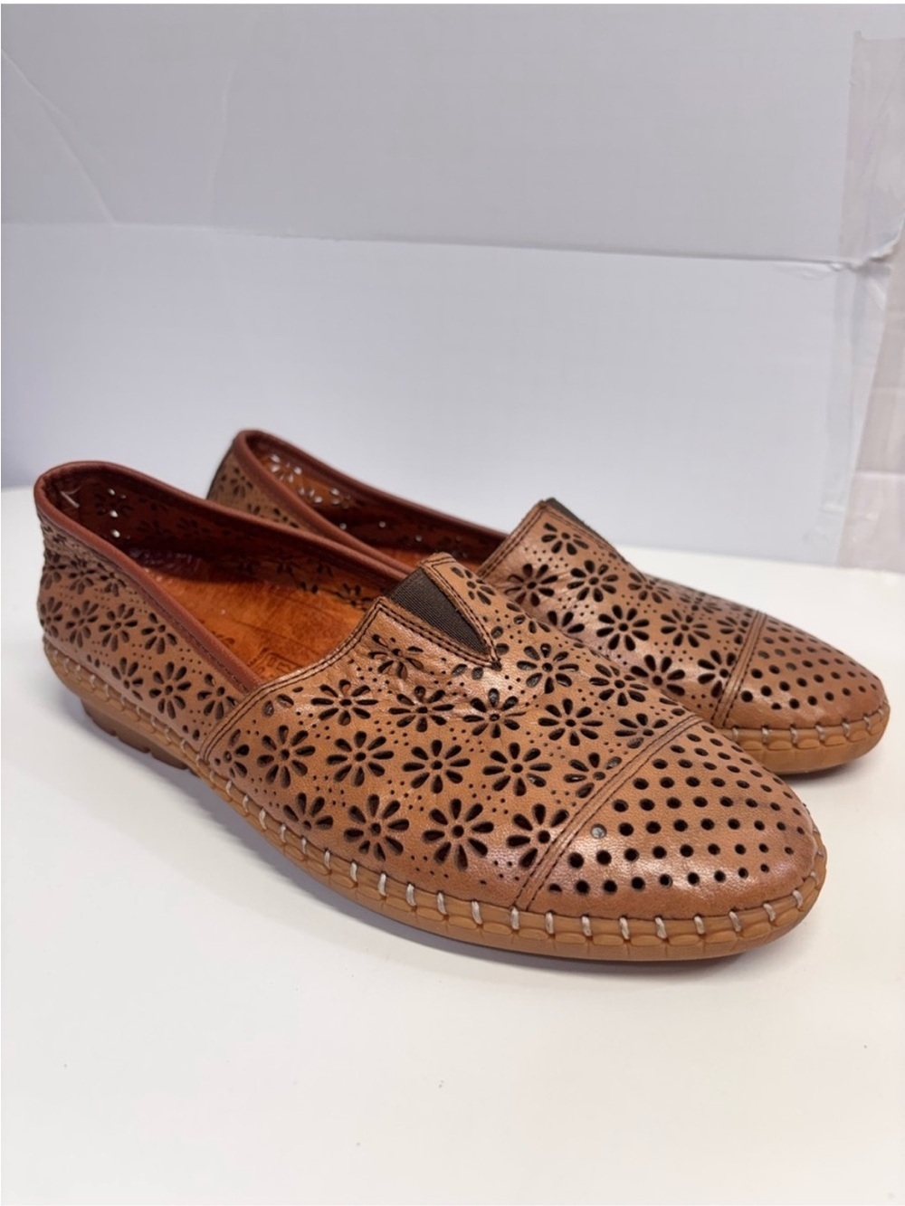 Volks Walkers Handmade
Cognac Leather Floral Laser Cut Slip On Loafers Size 37